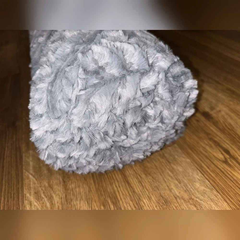 Limited edition soft gray plush throw - Picture 16 of 17